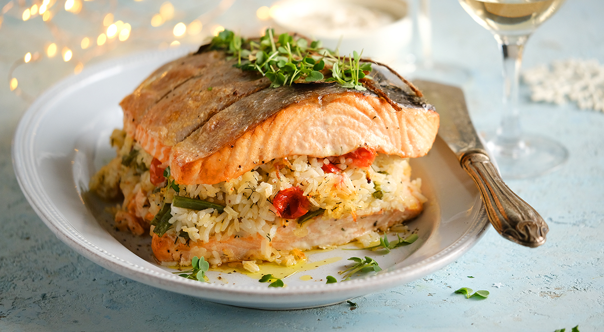 Как приготовить запеченного лосося с чесноком и овощами в духовке
